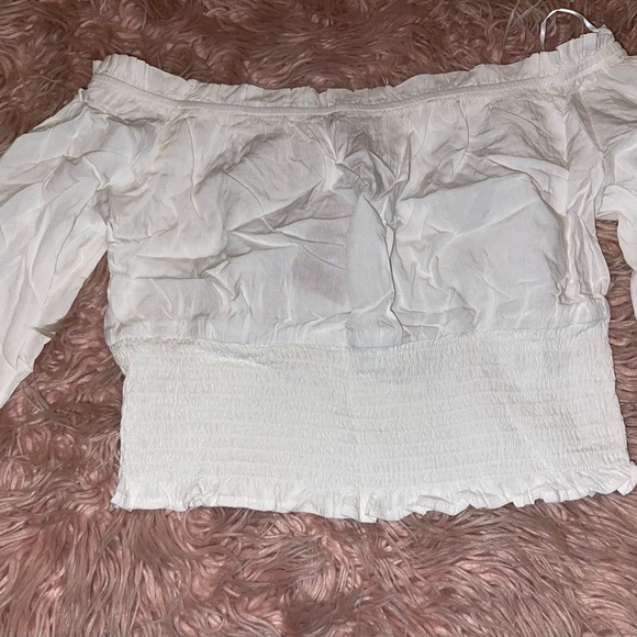 **Guess's Camilla Off-Shoulder Top: Modern Elegance Meets Timeless Style** - Picture 4 of 5